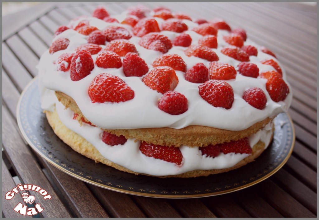 Victoria sponge cake aux fruits rouges