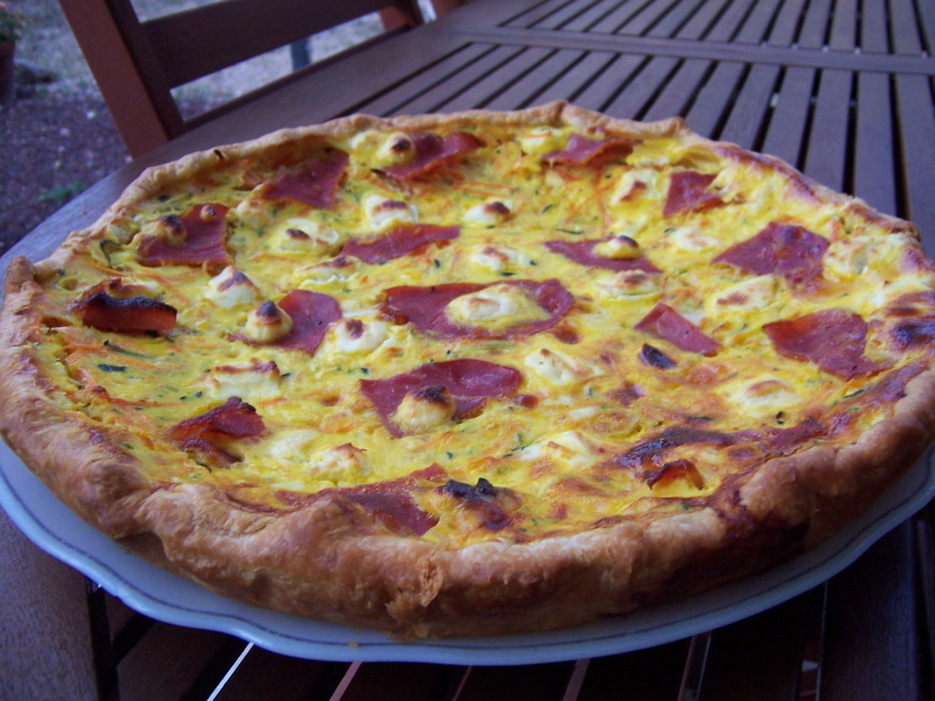 Quiche aux légumes, bacon et chèvre frais