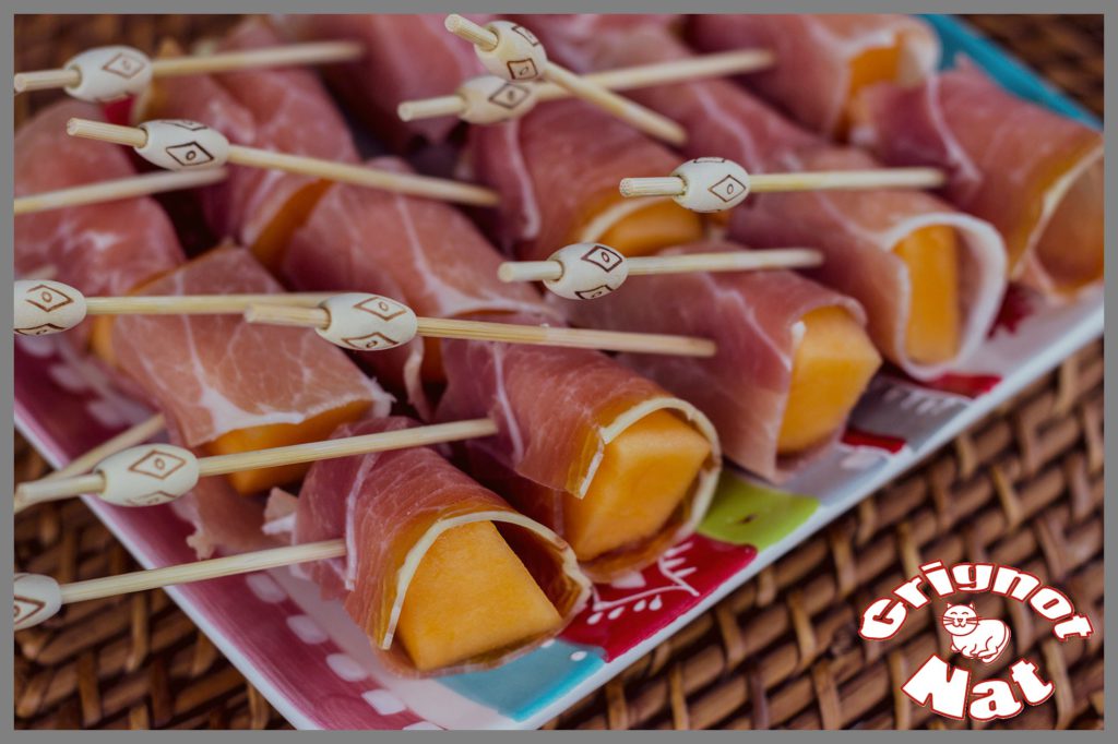 Mini brochettes de melon au jambon cru