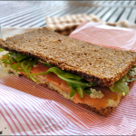 Sandwich pain de seigle aubergine et truite fumée