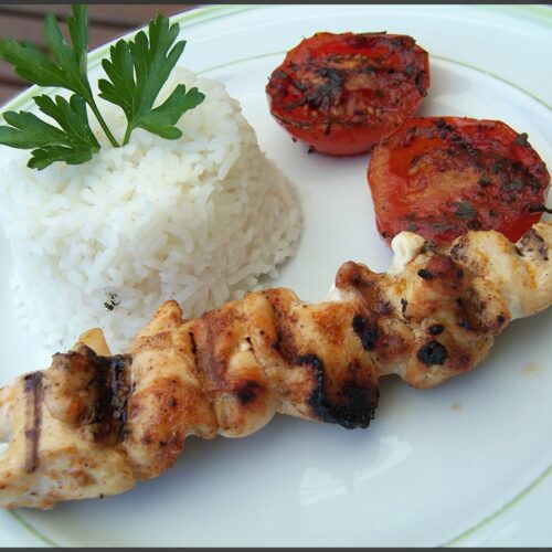 Brochettes de poulet mariné et tomates provençales