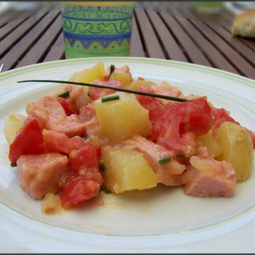 Salade de pommes de terre, tomates et cervelas