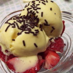 Glace à la vanille sur son lit de fraises