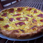 Quiche aux légumes, bacon et chèvre frais