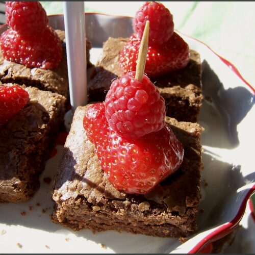 Carrés moelleux au chocolat et fruits rouges