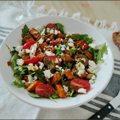 salade de roquette à la patate douce feta et pesto